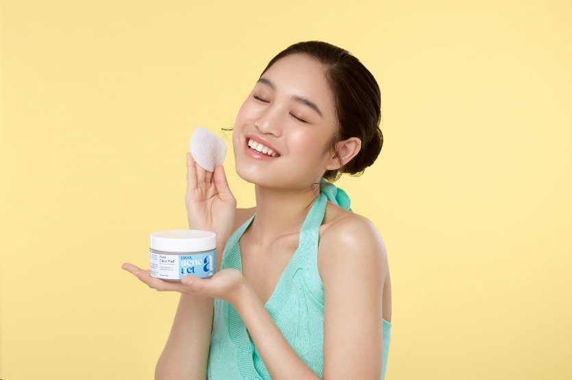 Cara Eksfoliasi Kulit Praktis Tanpa Bilas, Pakai ERHA Acneact Pore Clear Pad