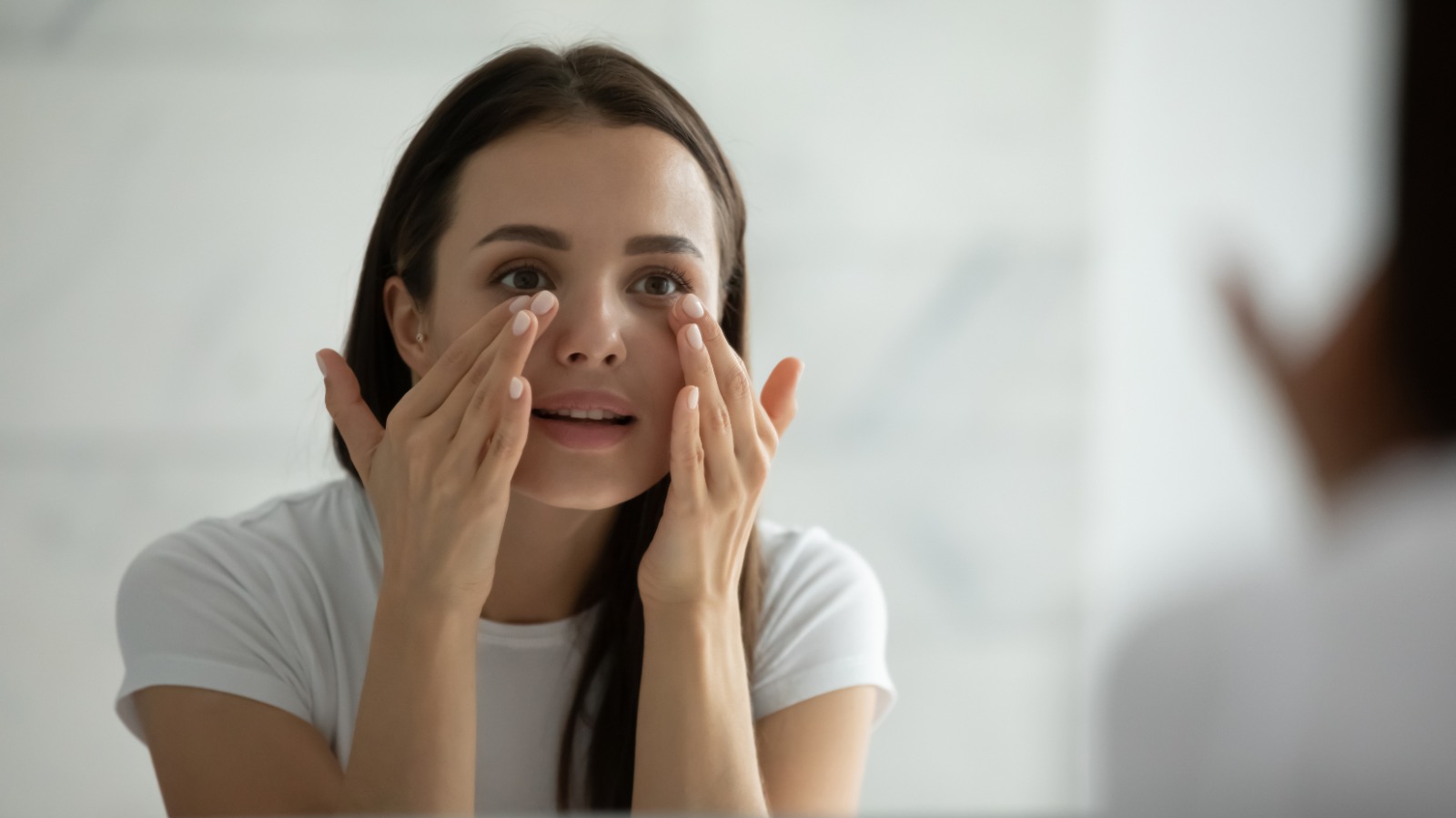 Kulit Area Mata Juga Penting, Ini Perbedaan Eye Cream dan Eye Serum!